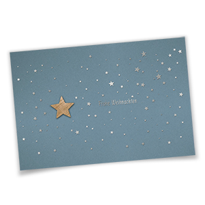 Vergrößere Abbildung Hellblaue Weihnachtskarte mit silbergeprägtem Frohe Weihnachten, kleinen Sternchen und angebrachtem Holzstern.