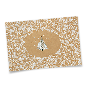Vergrößere Abbildung Naturbraune Weihnachtskarte aus Kraftpapier mit weißem Druck: florale Verzierungen und verschneiter Tannenbaum im ovalen Rahmen.