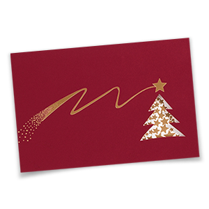 Vergrößere Abbildung Rote Weihnachtskarte mit goldener Sternschnuppe, ausgestanztem Weihnachtsbaum und weißem Einleger mit goldenen Sternen